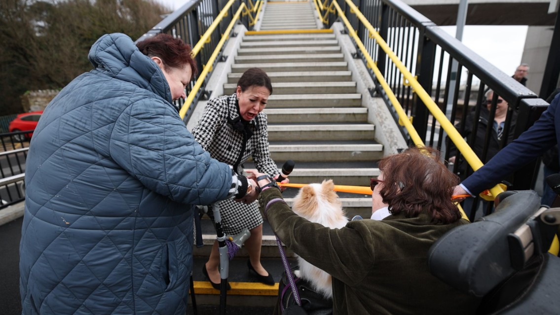 Anne Marie Morris MP cuts the ribbon for the new footbridge at Dawlish with local residents