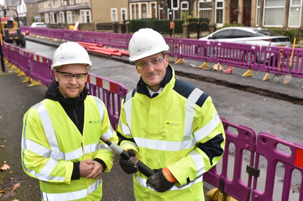 Jonathan Hinder MP and Vincent Cranny with the cable-2