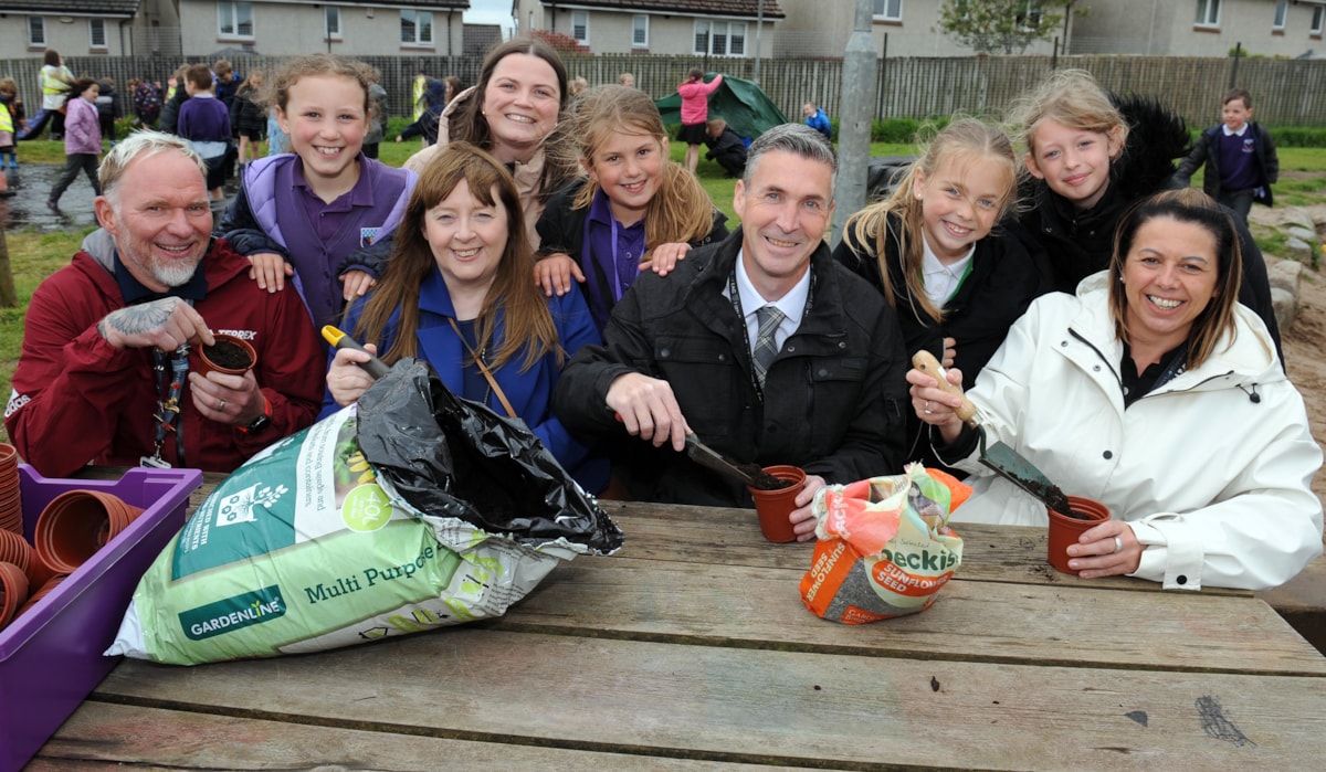 Councillors Barton and Cowan with Paddy MacDonald, Vicky McWilliam with Emma, Isobel, Sophie and Jorja from P4