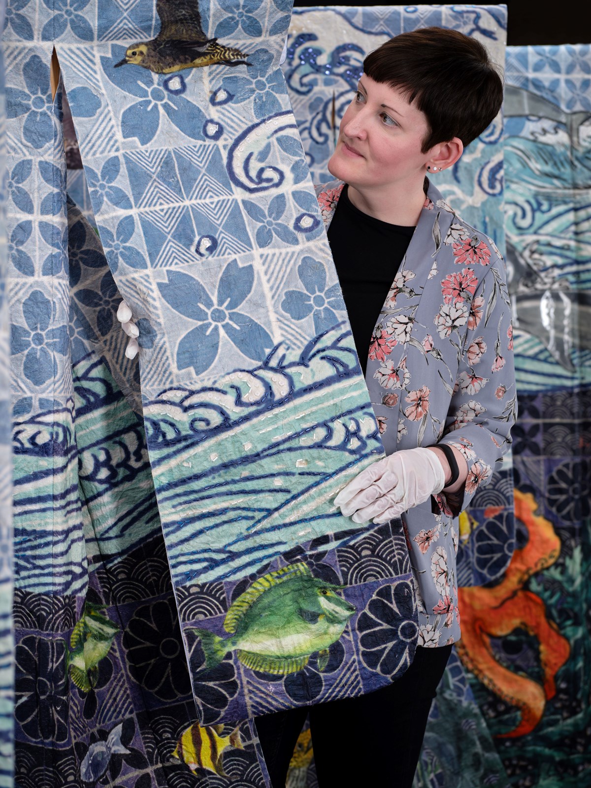 Dr Ali Clark examining サ–モアのうた’ (Sāmoa no uta) – A Song About Sāmoa – Vasa (Ocean) © National Museums Scotland 