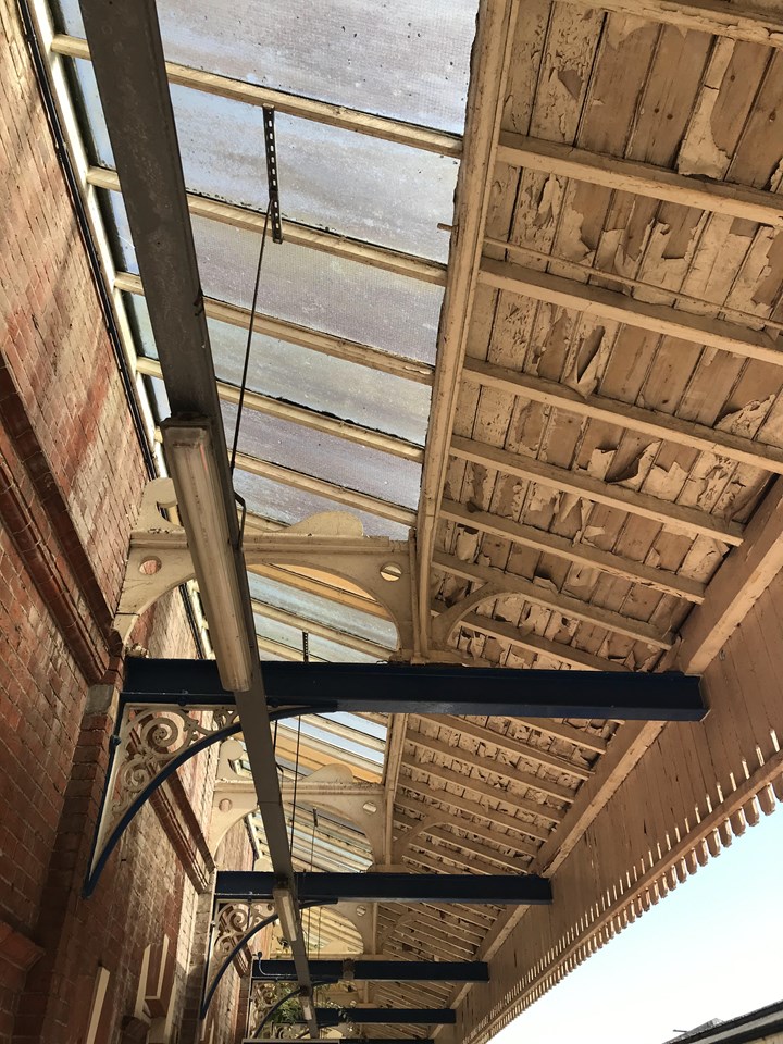 St Denys platform canopy pic 2