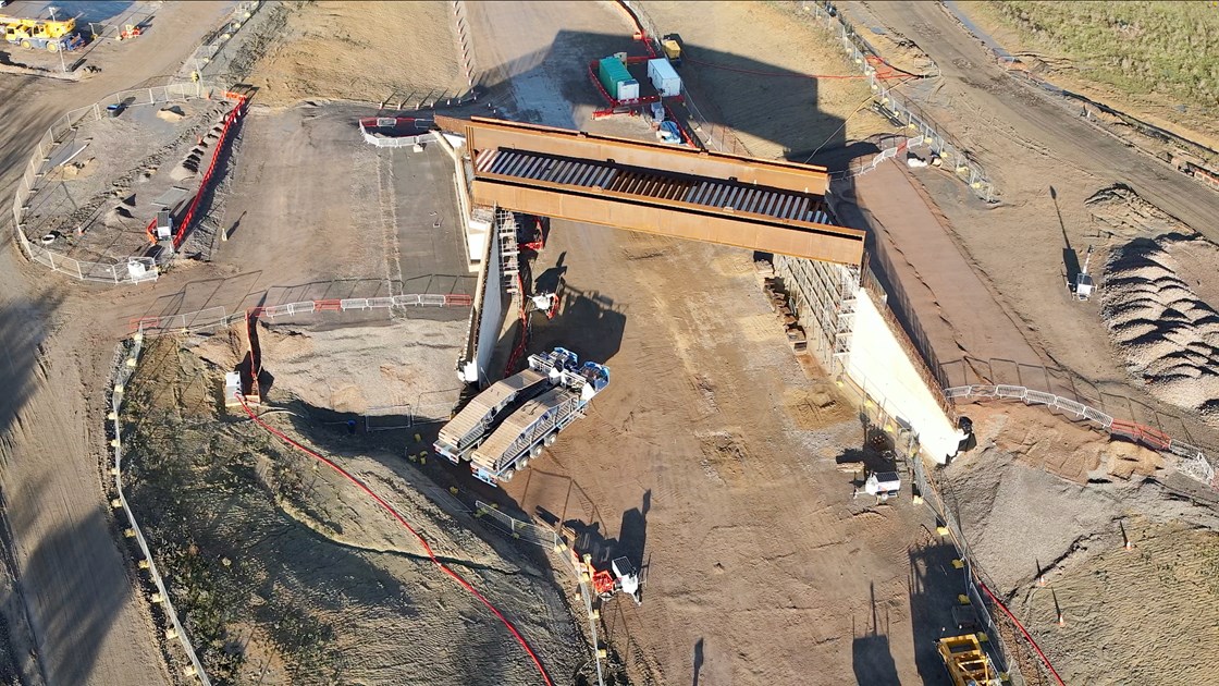 East West Rail bridge lifted into place by HS2 engineers in Calvert 3