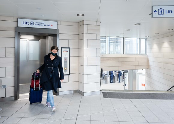 TfL Image - Hayes & Harlington station lift to platform level