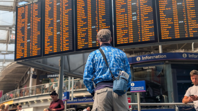 North West rail travel warning as extreme heat arrives: Manchester Piccadilly passengers-3