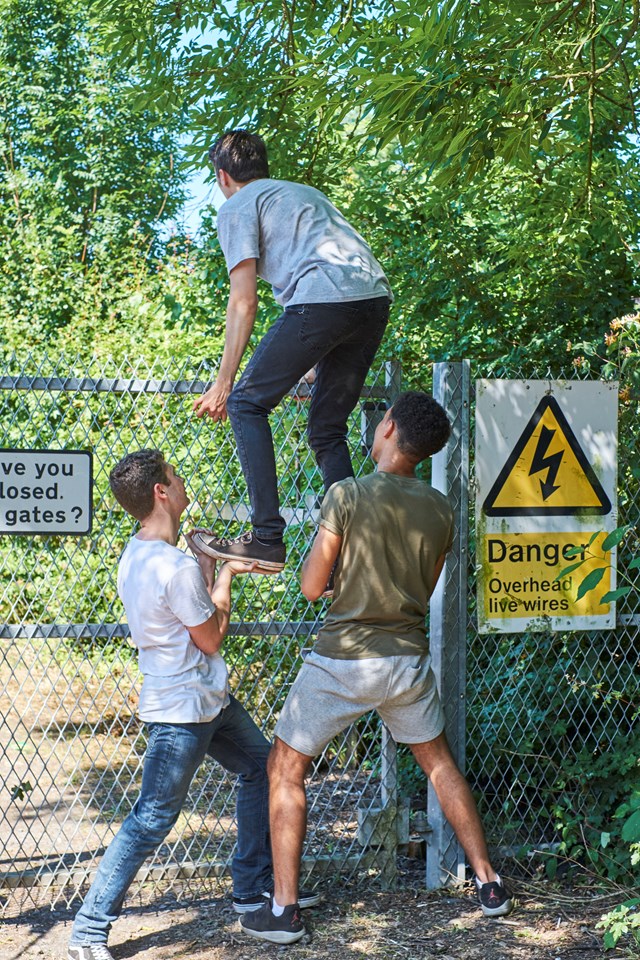 YouVsTrain Tom Climbing Fence: You vs Train climbing fence