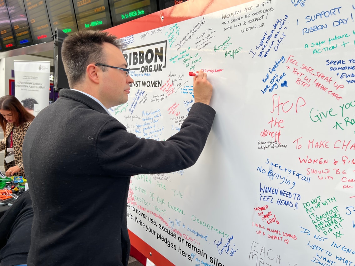 Laurence Turner MP signing the White Ribbon pledge wall