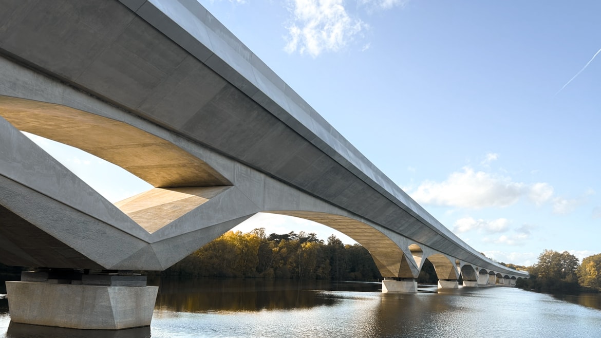 HS2 Colne Valley viaduct scoops prestigious design award: 02 HS2 Colne Valley Viaduct Korda Lake View 2 (C) Grimshaw