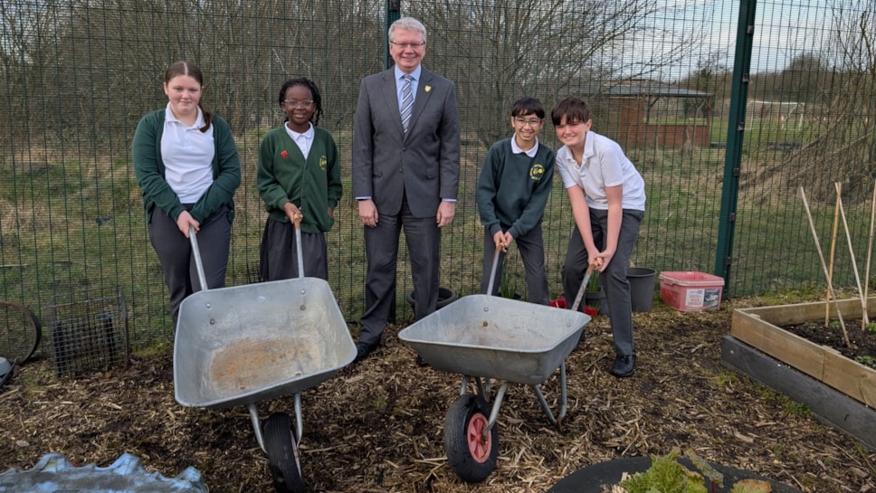 Ingol Community Primary School pupils and Cllr Green