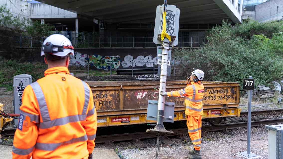 Great Northern route to City of London transformed into UK’s first signals-free commuter railway: Removing signal at Drayton Park 2