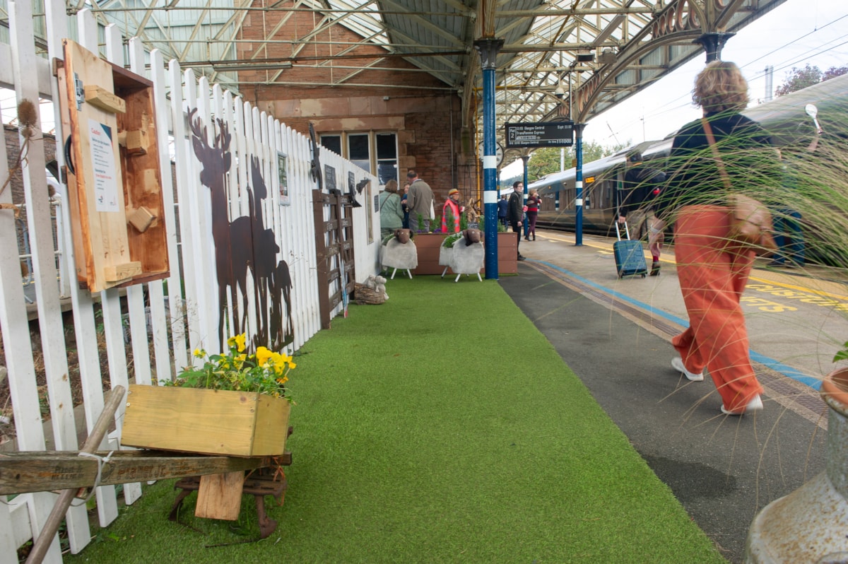 The new community picnic garden at Penrith station provides a welcoming space for rail travellers and local residents.