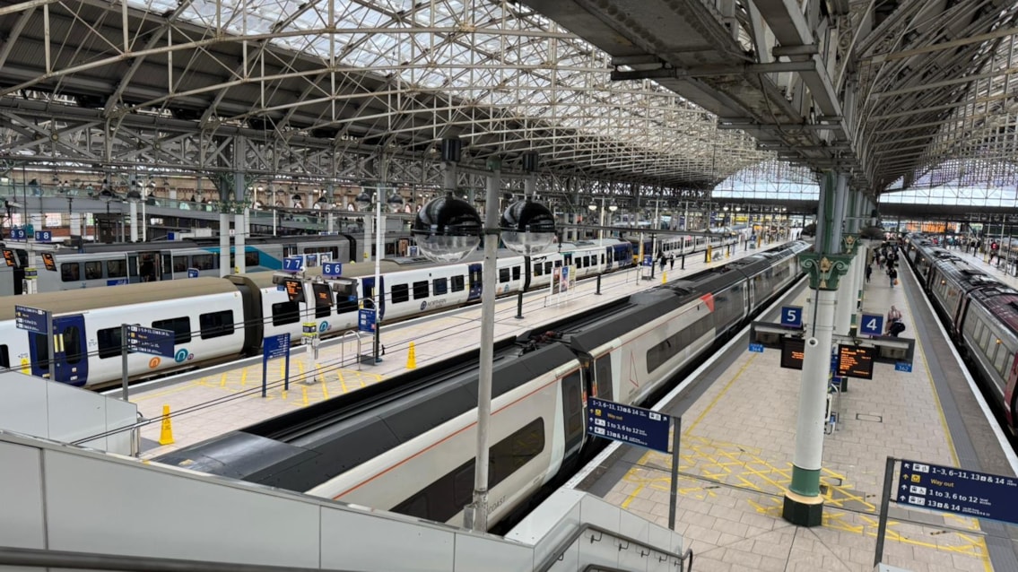 Travel advice during urgent repairs to Manchester Piccadilly overhead wires: Manchester Piccadilly interior 2