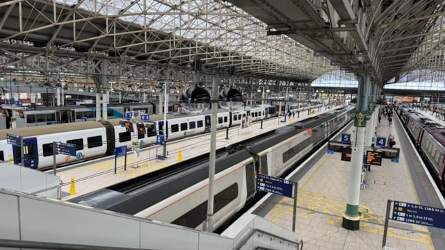 Travel advice during urgent repairs to Manchester Piccadilly overhead wires: Manchester Piccadilly interior 2