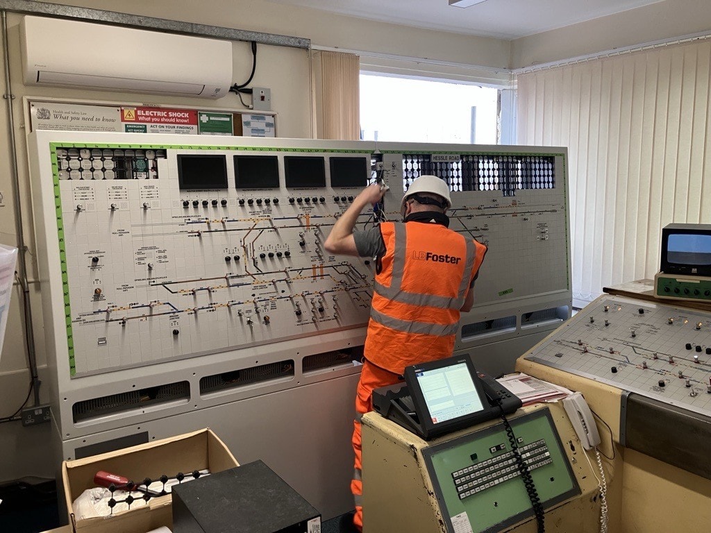 New signallers' panel being lifted into Hessle Road signal box ahead of commissioning in January (Network Rail) 1