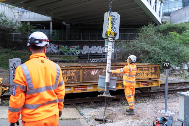 Removing signal at Drayton Park (May 2025): Removing signal at Drayton Park (May 2025)