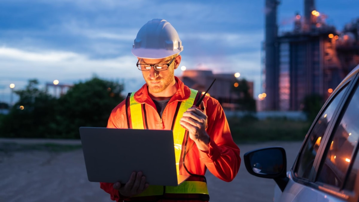 Engineer in hard hat with laptop cropped