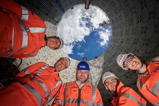 HS2's first diesel-free construction site. L-R: Dan Brown (SCS), James Richardson (SCS Managing Director), HS2 Minister Andrew Stephenson, William Evett (SCS), Andrea Davidson (HS2’s Air Quality Manager)