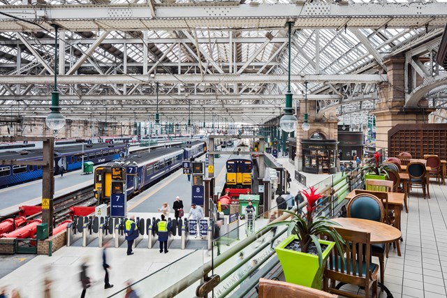 Record number of trains running on time: Glasgow Central - barrier, platform, balcony