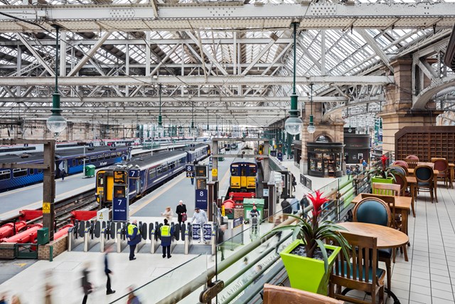 Glasgow Central - barrier, platform, balcony