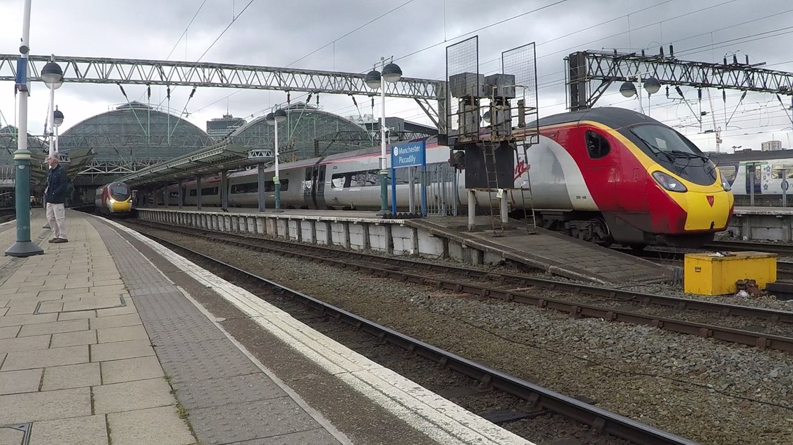 Manchester Piccadilly Virgin train platform 2
