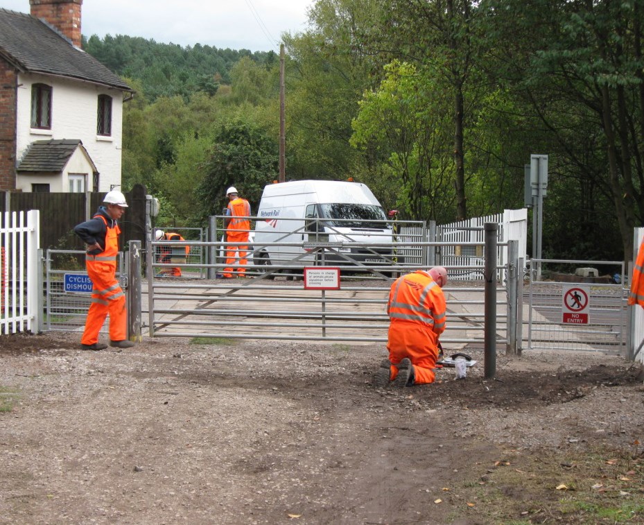 New bridle gate: <p>Photo shows Network Rail putting the finishing touches to the crossing.</p><p></p><p>Pedestrians cross via the gate on the left side of the crossing as they face it.</p>