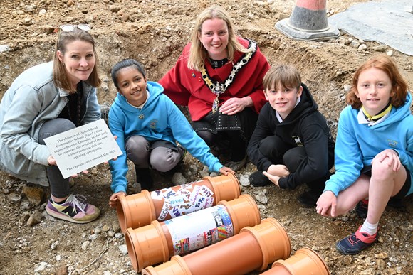 The Mayor of Reading, Cllr Rachel Eden, with staff and children from Oxford Road Community School