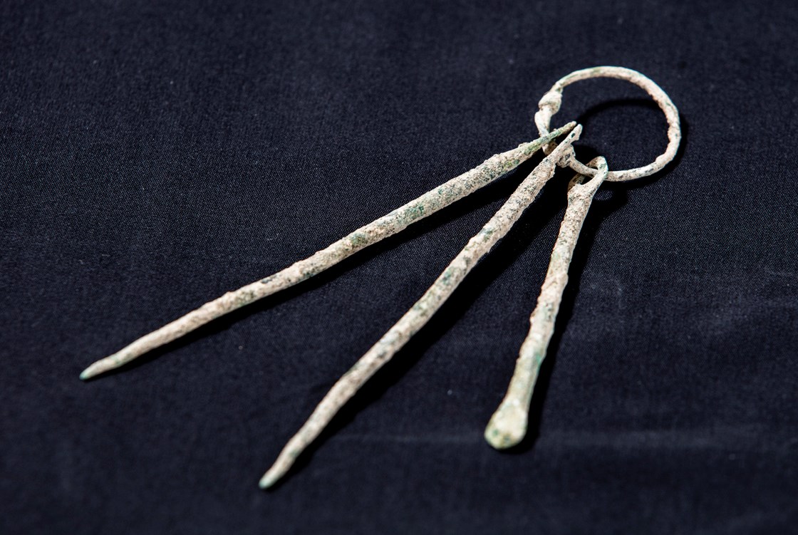 Copper alloy toiletry set uncovered in the excavation of an Anglo Saxon burial ground in Wendover, Buckinghamshire: A 5th or 6th century copper alloy toiletry set, with ear wax cleaning spoon, found in an Anglo Saxon burial of a likely female between 18-24 years old.

Tags: Anglo Saxon, Archaeology, Grave goods, History, Heritage, Wendover, Buckinghamshire