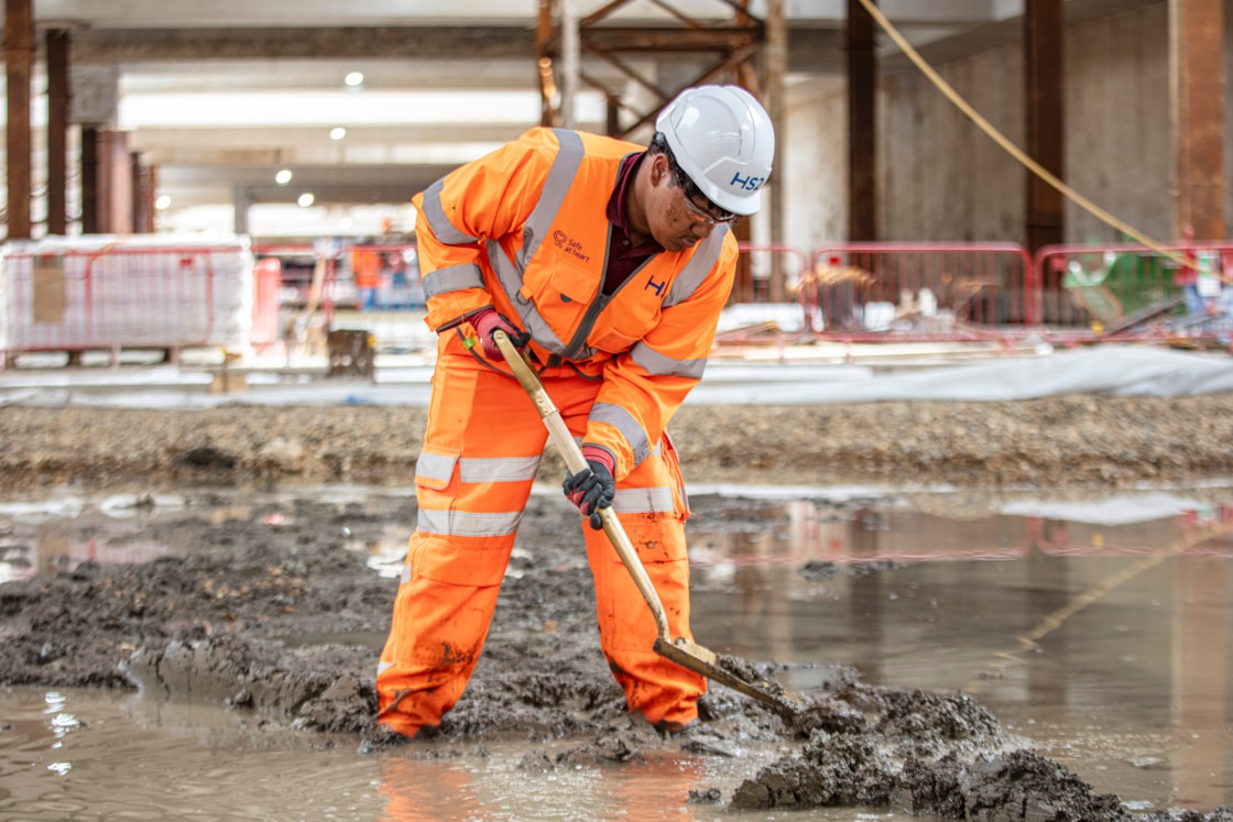 1500th HS2 apprentice Miguel marking final excavation of the OOC Box