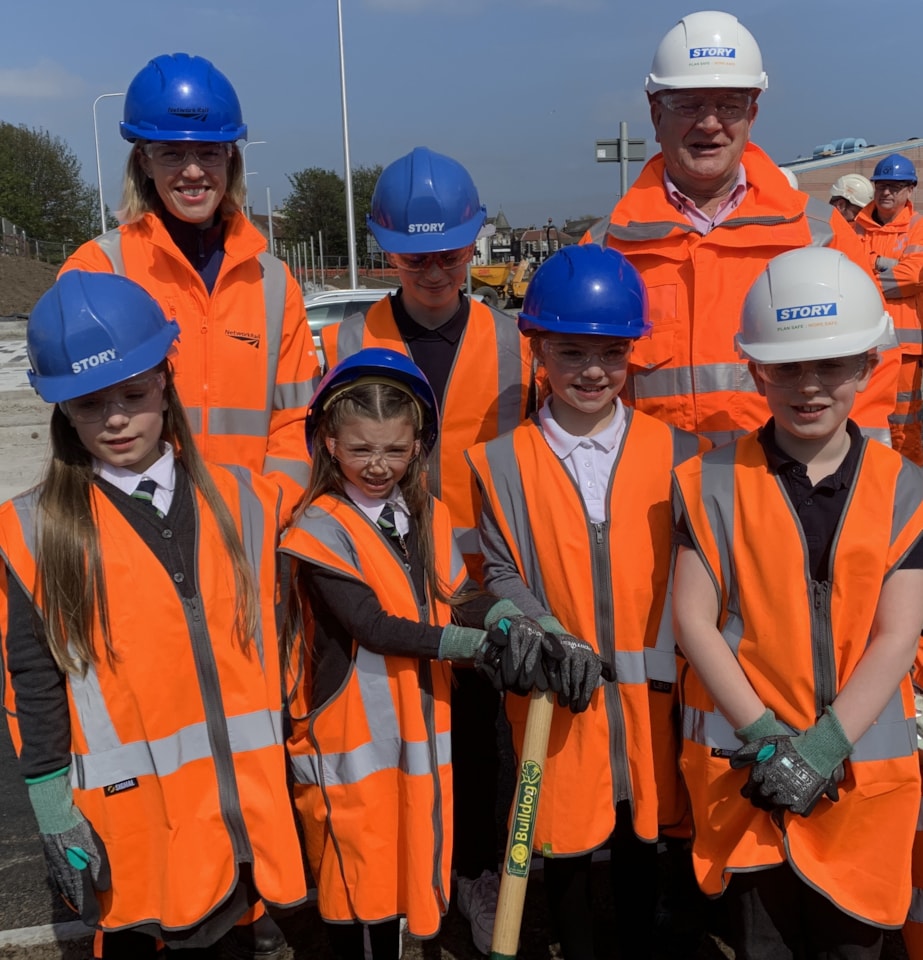 Jenny Gilrurth and David Torrance MSPs and school kids at Leven-2