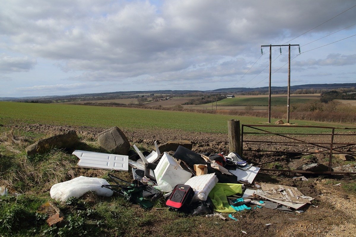 fly-tipping-5023335 1280-2