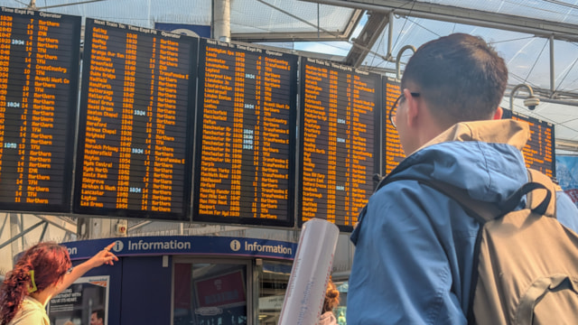 Manchester Piccadilly passengers2 cropped-2: Manchester Piccadilly passengers2 cropped-2