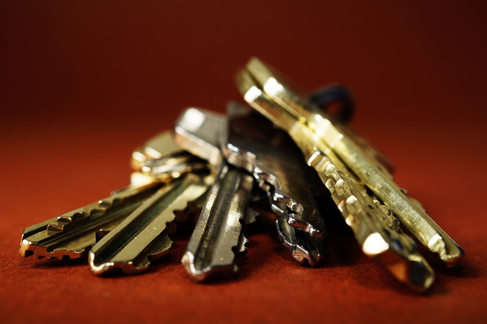 close-up-keys-metal-safety-333838