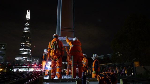 VIDEO: Vast new gantry in the shadow of the Shard will improve reliability on one of Europe’s busiest routes: Huge signal gantry installed on the approach to London Bridge