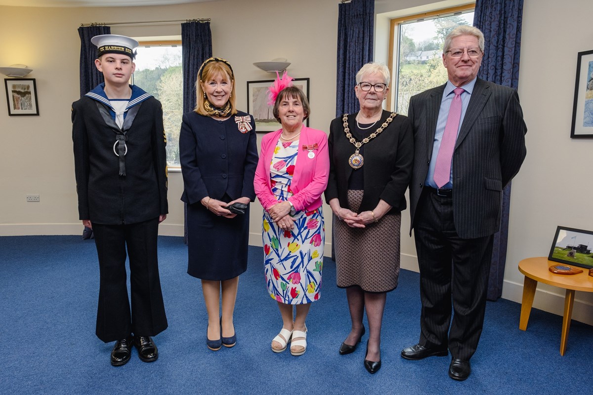 Mae’r llun yn dangos Mrs Yvonne Evans BEM, y cyflwynwyd Medal yr Ymerodraeth Brydeinig iddi am wasanaethau gwirfoddol i’r gymuned yn Sir Benfro.