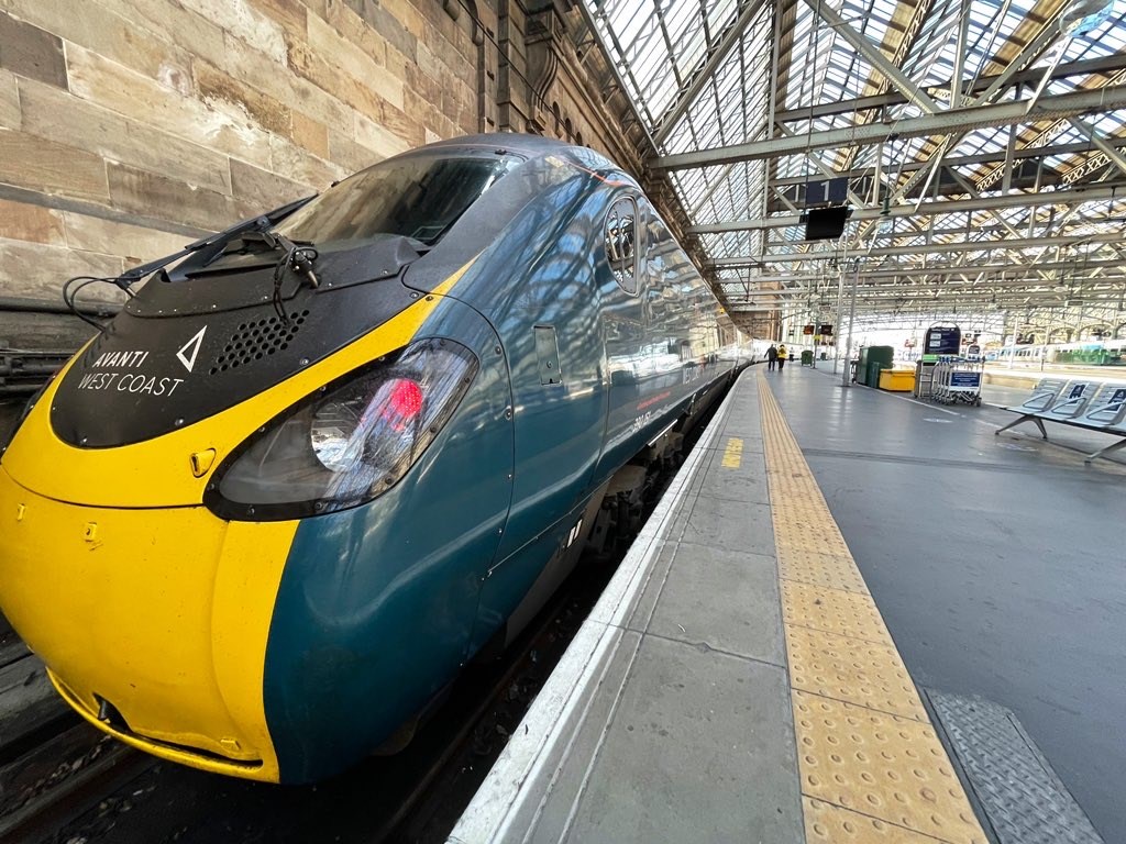£1.2 million track upgrade for Glasgow Central station: Glasgow Central Platform One - Avanti WC
