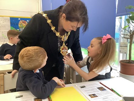 Mayor meets children from Caslon Primary school