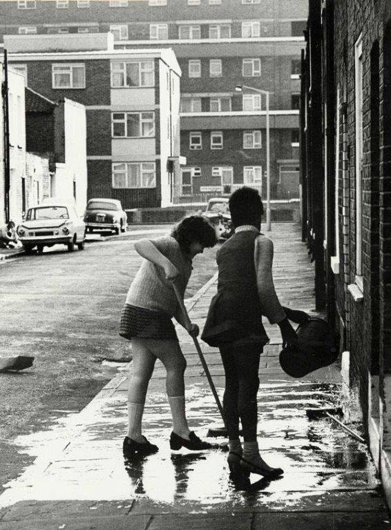 youngwomenwashingdoorstepatshapstreet1974fellowscourt.jpg