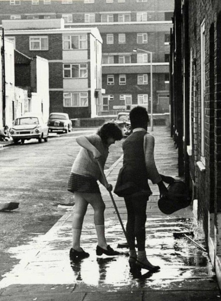youngwomenwashingdoorstepatshapstreet1974fellowscourt.jpg