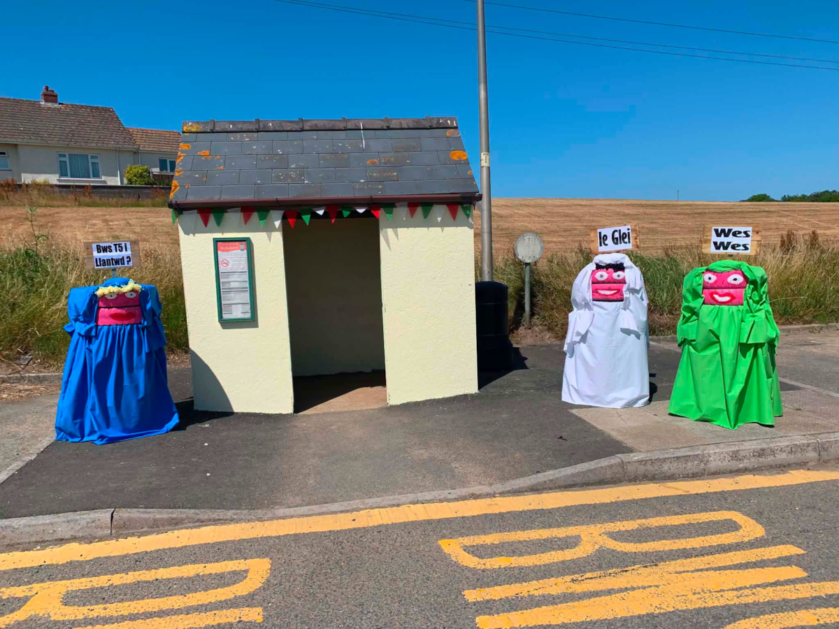 Esiteddfod bus stop - Gorsaf fysus Eisteddfod
