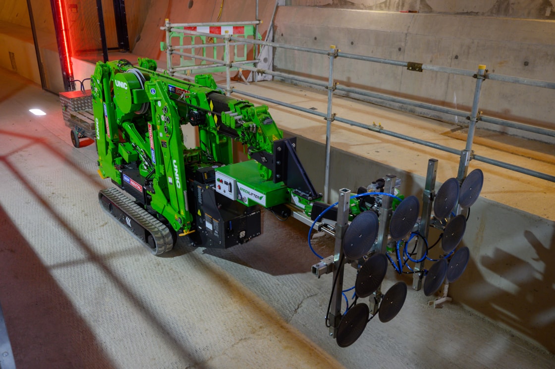 20260427 Equipment used to lift the door into position during test-installation in the Chiltern Tunnel
