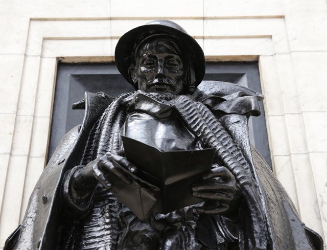 Talking Statues at London Paddington station: The Unknown Soldier