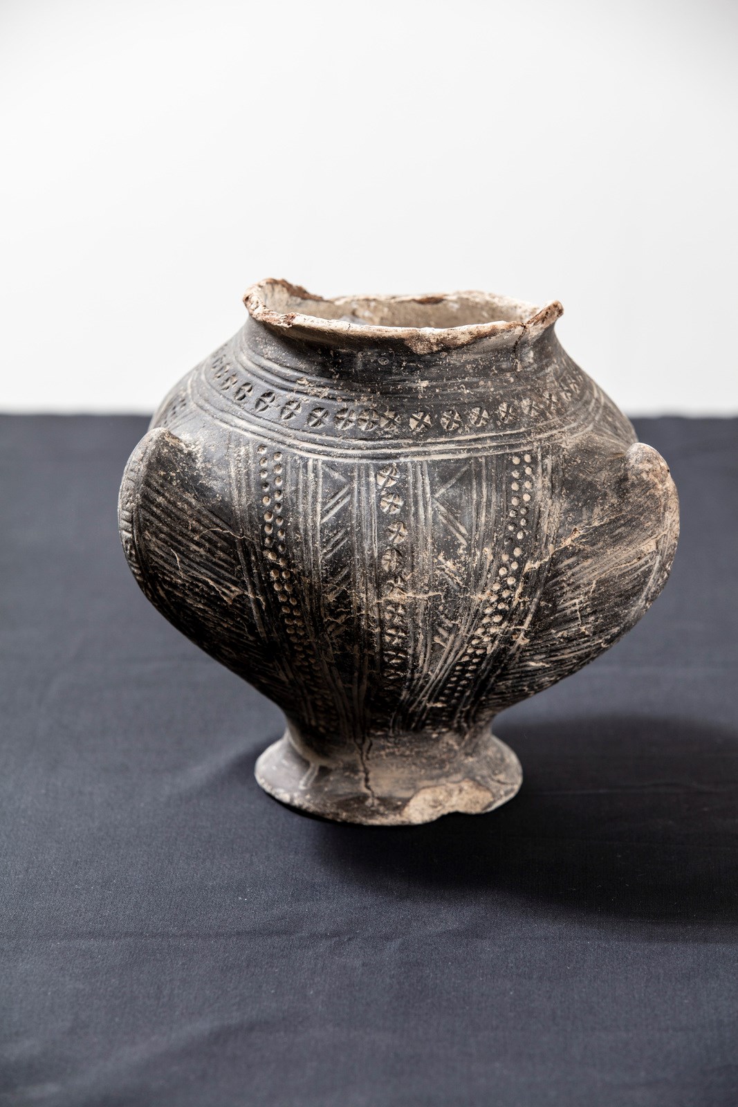 A 6th century decorative footed pedestal bückelurn with three horns, decorated with cross stamps, found in an Anglo Saxon grave during HS2 excavations in Buckinghamshire: A 6th century decorative footed pedestal bückelurn with three horns, decorated with cross stamps, found in a grave in Buckinghamshire. There is a twin item that is currently on display in Salisbury Museum that is so similar, experts believe that they may be made by the same potter.
Tags: Anglo Saxon, Archaeology, Grave goods, History, Heritage, Wendover, Buckinghamshire