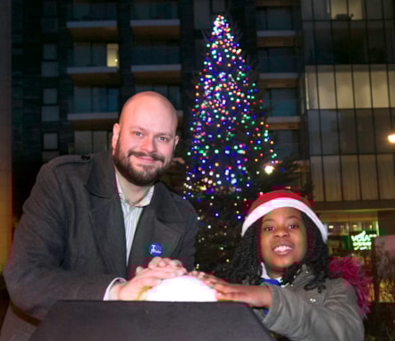 Mayor of Hackney Philip Glanville and Paloma (8) from Woodberry Down Primary School turning on the Christmas lights