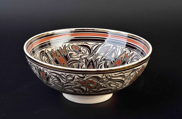Julia Carter Preston, Bowl, made 1985, earthenware, ‘sgraffito’ and gold lustre decoration.  ©National Museums Liverpool, Walker Art Gallery