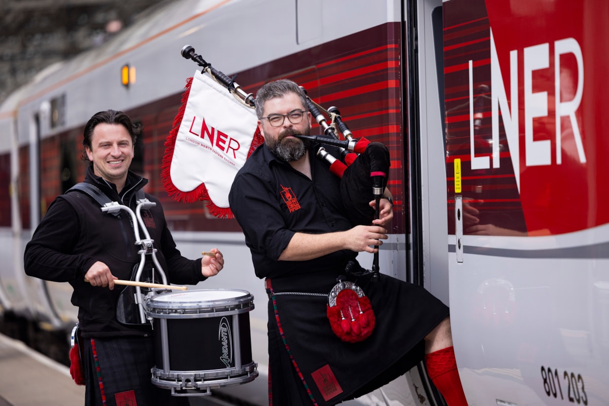 PIPERS BOARDING THE FLYING SCOTSMAN SERVICE FROM EDINBURGH WAVERLEY