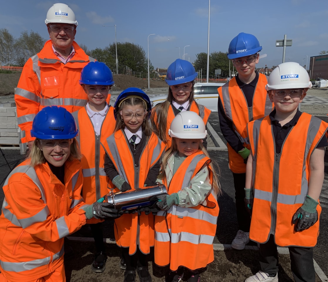 Jenny Gilrurth and David Torrance MSPs and school kids at Leven 2