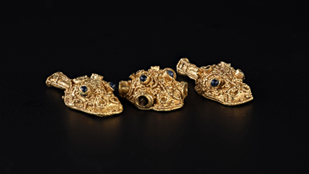 Images of the gold filigree “aestels”