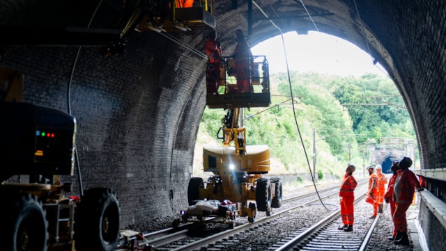 No direct London King’s Cross trains for two weekends as East Coast Main Line receives important upgrades: Engineers work between Welwyn and Hitchin to deliver ECDP, Network Rail (3)-2