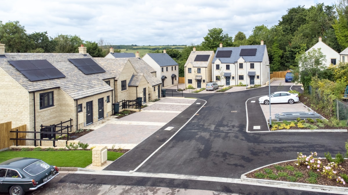 The Sunground, Avening