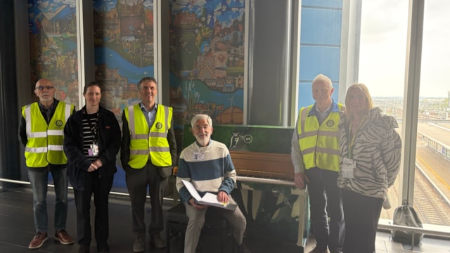 New piano hits the right notes with passengers at Reading station: Reading station piano unveiled