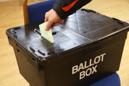 Ballot Box - Chris Loades - Blwch pleidlais